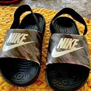 Little boys sz 9 Nike sandals